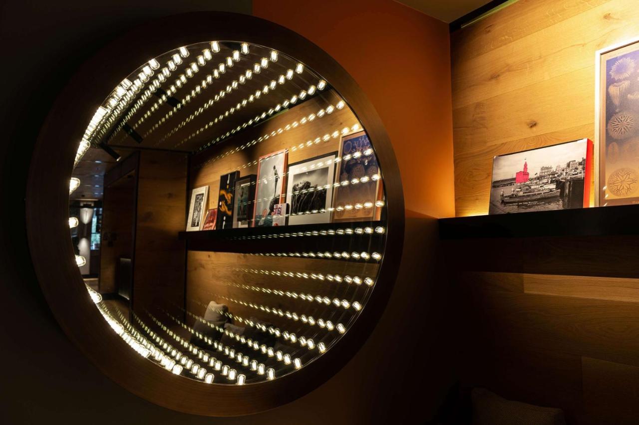 Qt Auckland Exterior foto Infinity mirror