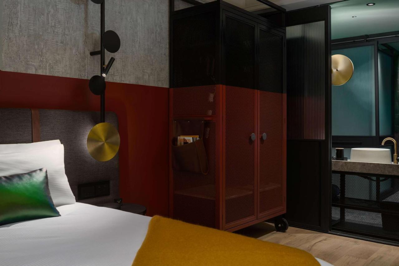 Qt Auckland Exterior foto A safe in a hotel room