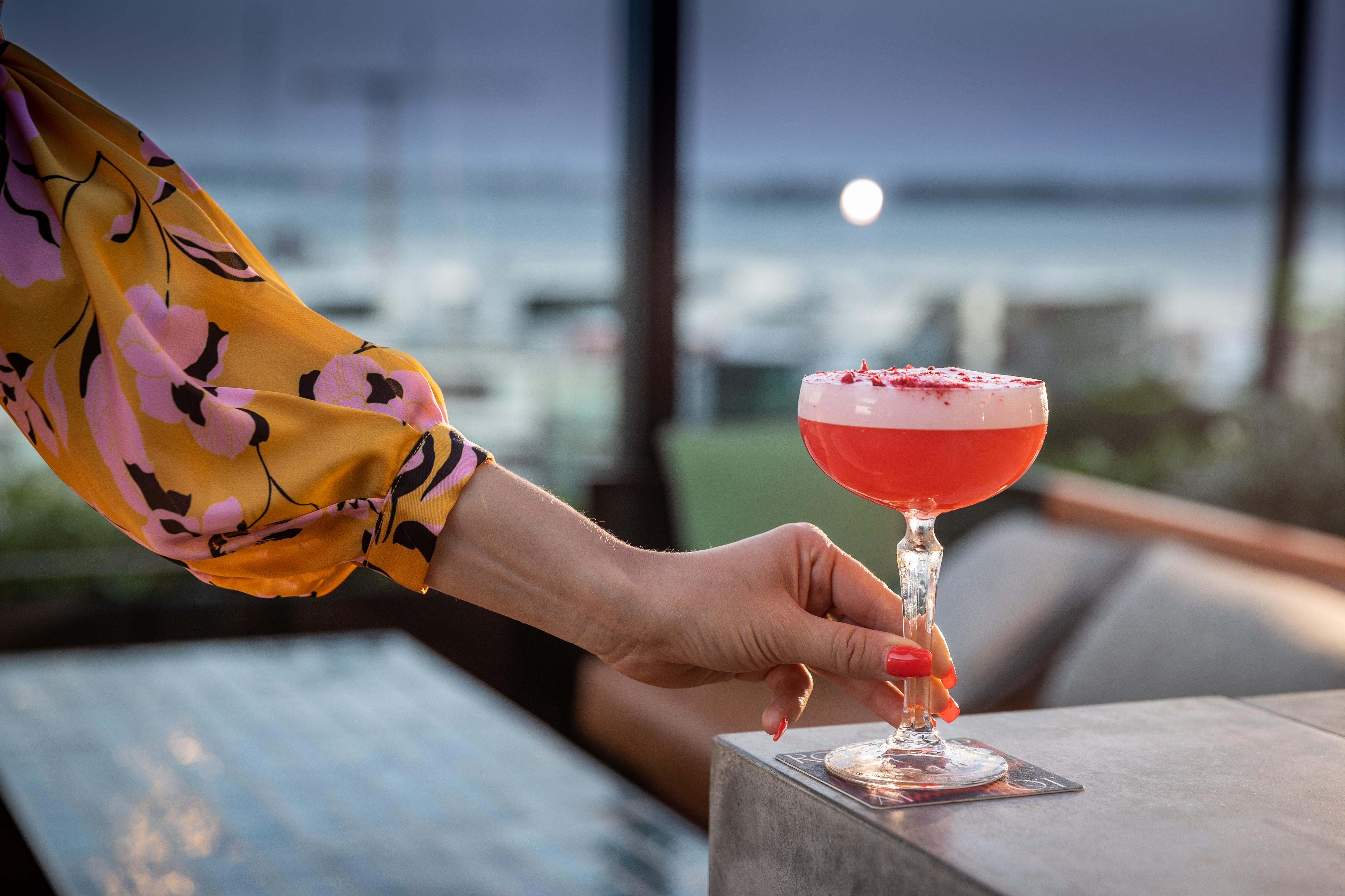 Qt Auckland Exterior foto A woman holding a cocktail
